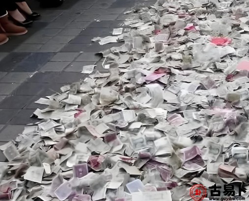 梦见把钱扔了一地，竟预示着这些惊人的暗示！